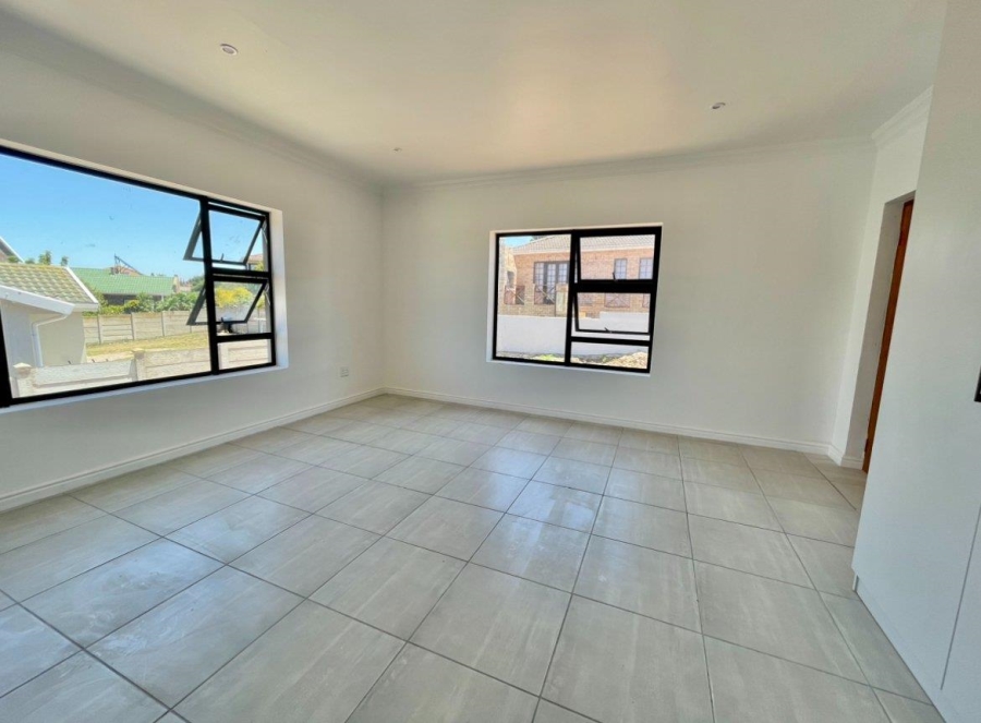 5 Bedroom Property for Sale in Wavecrest Eastern Cape